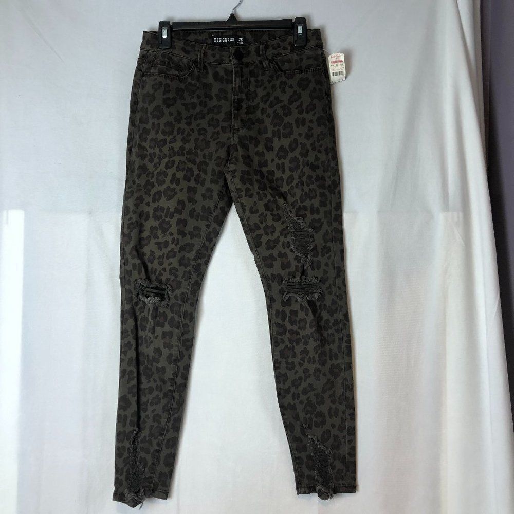 Design Lab Women's Green Cheetah distressed Size 28 jeans NWT.   25